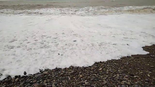 Погода у моря. Штормит. Лазаревское Сочи смотреть онлайн