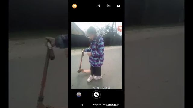 Я учу вас кататься на двухколёсном самокате? смотреть онлайн