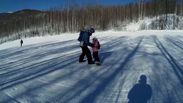 Часть 7. Учим ребёнка кататься на сноуборде. Повороты с переносом веса. смотреть онлайн
