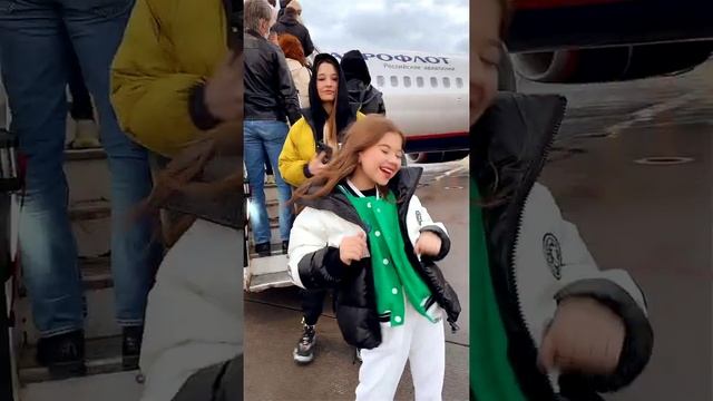 Милана Хаметова танцует в аэропорту смотреть онлайн
