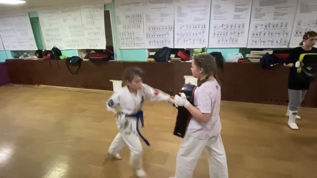 Тренировка старшей группы 25 апреля 2023 года. Киокусинкай каратэ в Климовске на Западной 12. смотреть онлайн