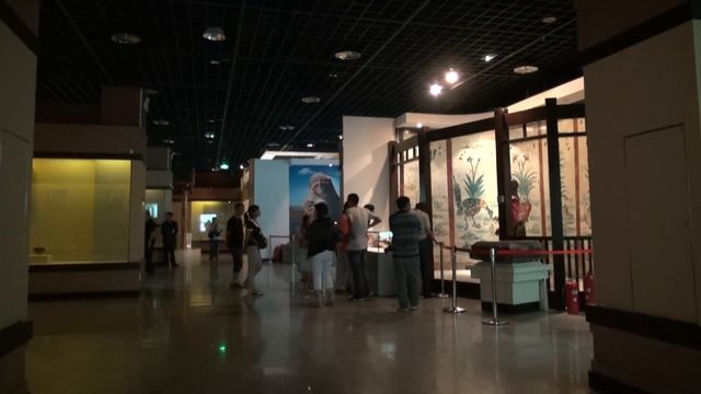 The museum of Ürümqi / Le musée de Ürümqi (Xinjiang - China) смотреть онлайн