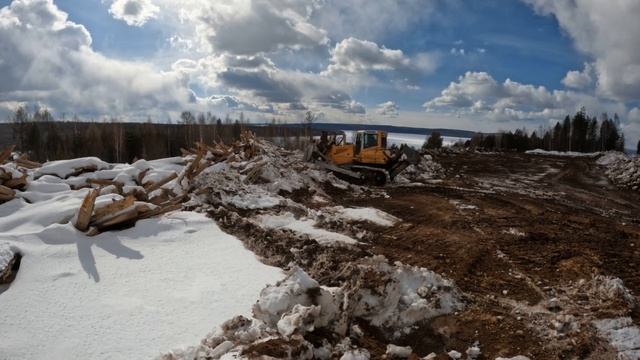 Бульдозер  LIEBHERR 744 в работе