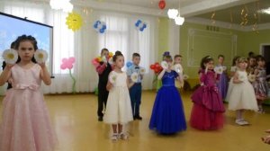 Трогательный танец с цветами для родителей Выпускной бал в детском саду