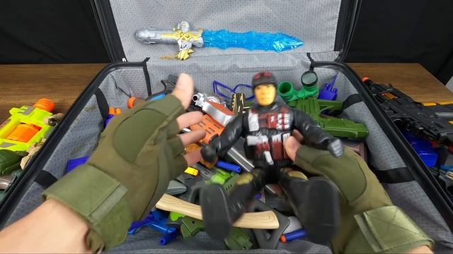 Huge Suitcase Full of Toy Guns !!! Military and Cop Guns !!! Swords and Nerf Armory ! Equipments... смотреть онлайн