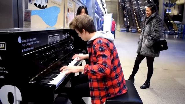 Самая лучшая игра на пианино! смотреть онлайн