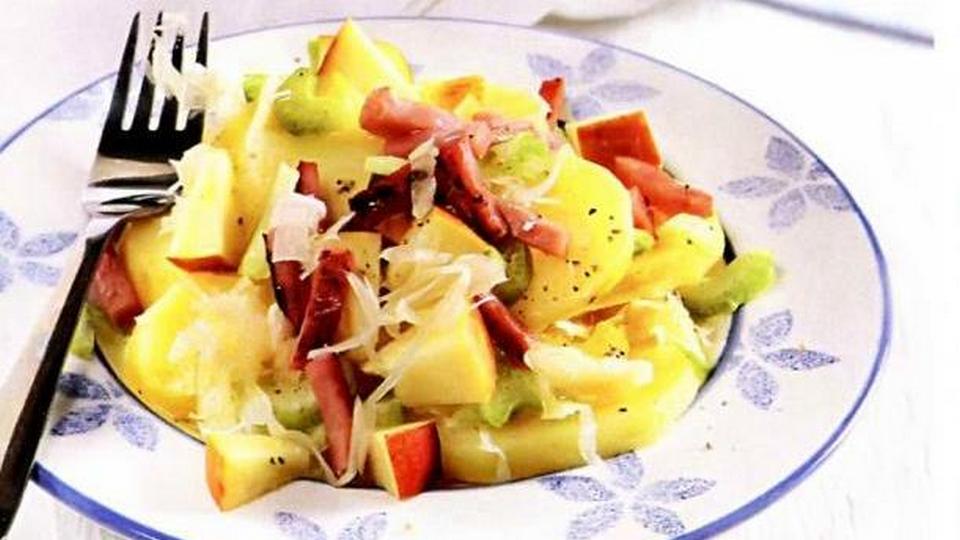 Пикантный салат с картофелем, квашеной капустой и яблоками смотреть онлайн