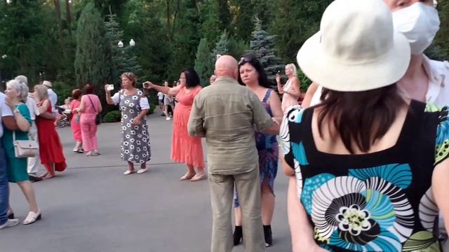 Я ИДУ ТЕБЕ НАВСТРЕЧУ! ТАНЦЫ В ПАРКЕ ГОРЬКОГО ХАРЬКОВ СЧАСТЛИВЫЕ ДНИ смотреть онлайн