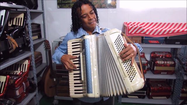 (VENDIDO) ACORDEON 120 BXS SCANDALLI SÉRIE OURO - ITALY (Part. GEOVANE DO TRIO MENINOS DE GOIÁS) смотреть онлайн