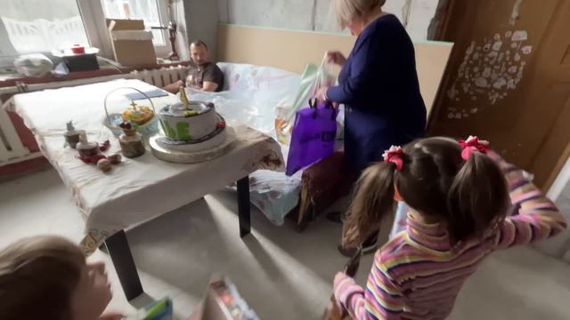 В НАШЕМ ДОМЕ БОЛЬШОЙ ПРАЗДНИК! ПОЛНЫЙ ДОМ ГОСТЕЙ И ПОДАРКОВ! ЖИЗНЬ ПРОСТЫХ ЛЮДЕЙ В ДЕРЕВНЕ! смотреть онлайн