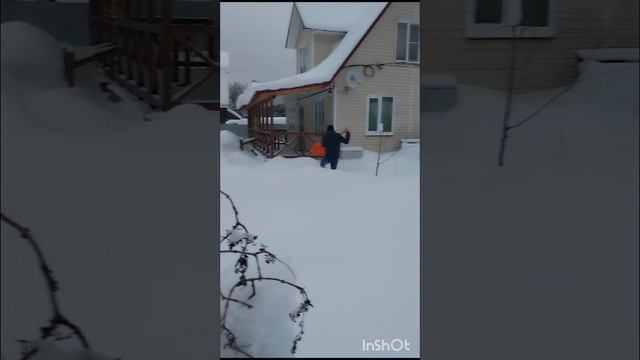 Вот сколько снега намело в эту зиму ?♀️
До лета таять будет ?
