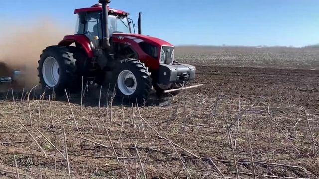 Трактор Юто Уверенно Тащит! YTO-2204 В нём 220-250 лошадей! смотреть онлайн