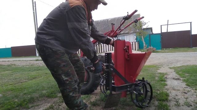 меняем картофельносожалку на плуг. смотреть онлайн