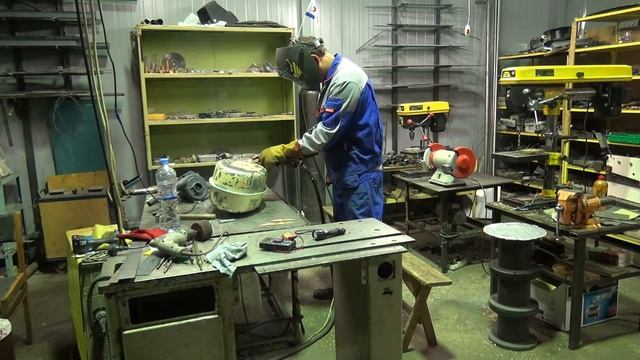 Завариваю бензобак, в котором ещё несколько минут назад был бензин. смотреть онлайн