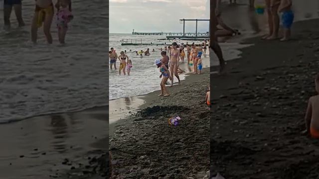 Адлер Сочи обстановка на пляже Чайка , даже в плохую погоду много людей - конец июля 2022 смотреть онлайн