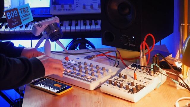 MINIMAL HOUSE, UK ? Elektron Model Samples + Iphone Synth One App Live Jam