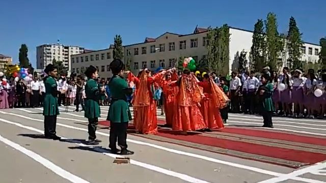 последний звонок.2018.14 июня.школа№2.4 класс.Национальный танец смотреть онлайн