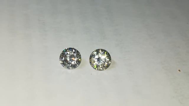 Бриллиант - Муассанит пара 1.12 ct 2pc VVS1/5.52mm H-I WHITE смотреть онлайн