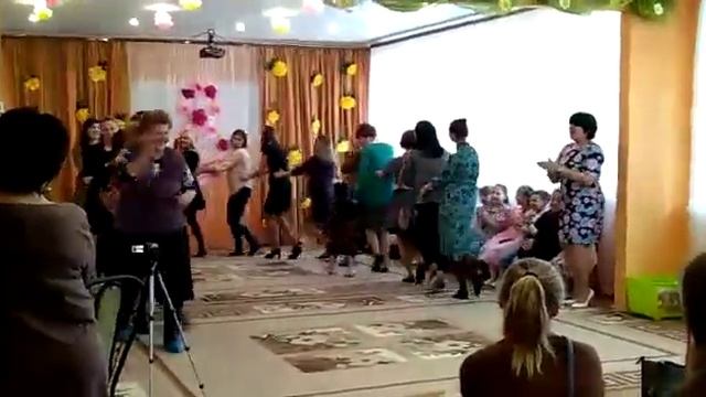 танец мам 8 марта смотреть онлайн