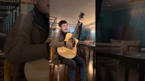 Казах круто поет и играет на гитаре