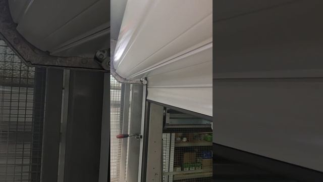Роллетные ворота с установленными подвижными каретками и ригелями блокирущими RGU смотреть онлайн