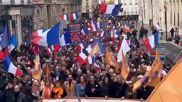 В Париже прошла акция протеста с требованием выхода Франции из НАТО и сохранения нейтралитета. смотреть онлайн