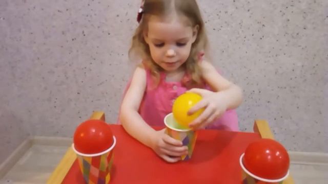 смотрим киндеры в стаканчиках, игрушки в пластилине, развивающая игра