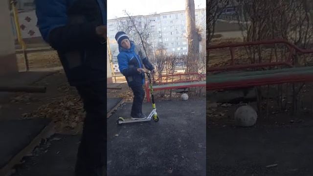 Топ 5 трюков на трюковом самокате для новичков смотреть онлайн