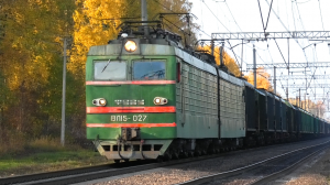 ВЛ15-027 в оригинальном окрасе с грузовым поездом