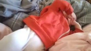 Малыш громко пукает