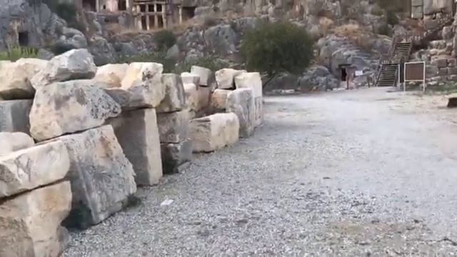 Гробницы в скалах и старый амфитеатр в городе Мира. Стоит ли ехать на экскурсию смотреть онлайн