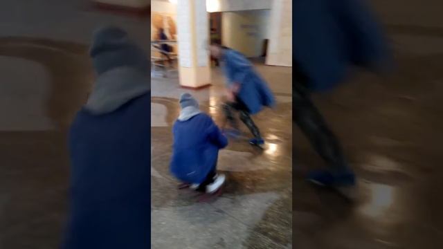 Как правильно мыть пол?? Дрифт на швабре.. смотреть онлайн
