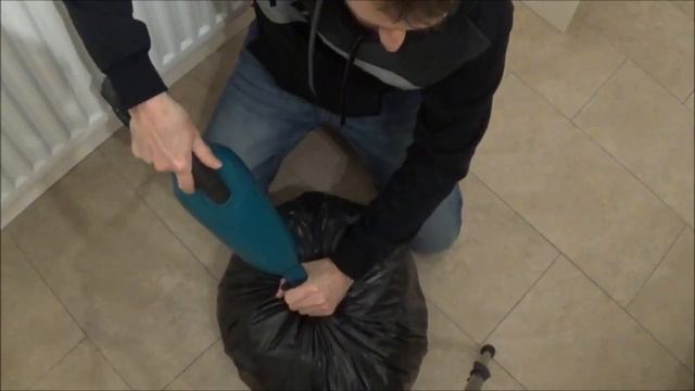 How to vaccum pack a bin bag! Shrink bin bag top tip. Trash sack hack. Vacuum suction pack your bin смотреть онлайн