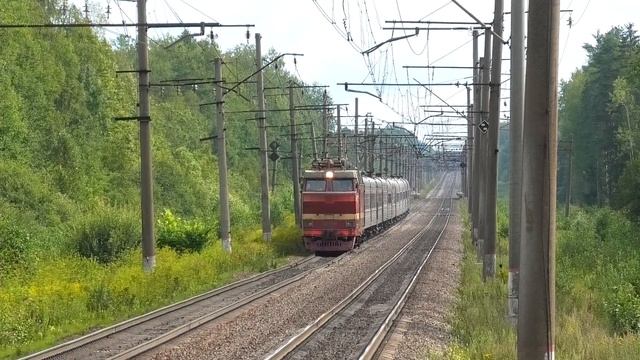 Сильно опаздывающий ЧС2Т-1019 со скорым поездом Тюмень — Санкт-Петербург летит на максималке смотреть онлайн