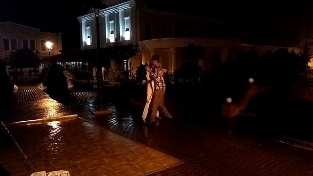 13.8.2016 милонга под дождем в Сквере Республики, Симферополь смотреть онлайн