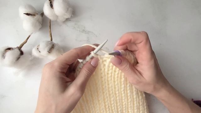 Шапка с модной макушкой / Шапка с отворотом / Простая шапка спицами / Шапка с удлиненной макушкой смотреть онлайн