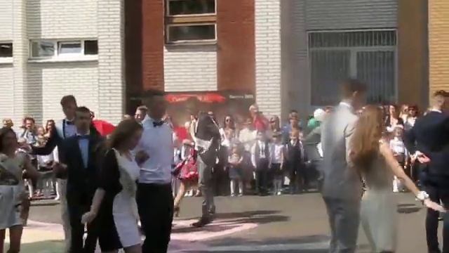 Красивый танец выпускников. Последний звонок. Красивые выпускники. Goodbye school. смотреть онлайн