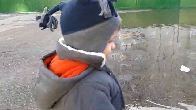 Малыш гуляет по луже смотреть онлайн