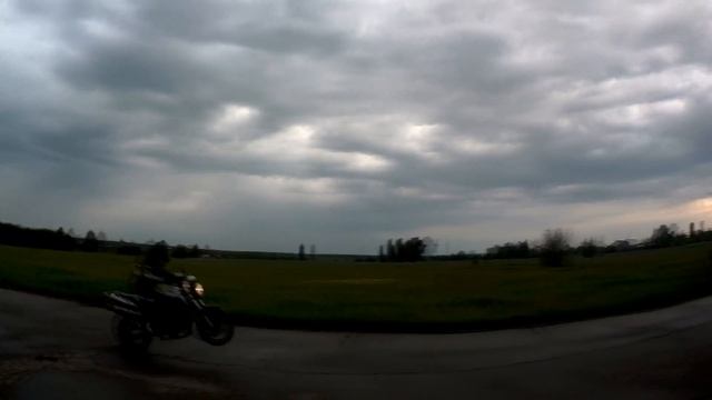 МОТОВЛОГ #25: Делаю вилли в ливень. Козлю на спортбайке. Первая мотопокатушка под дождем