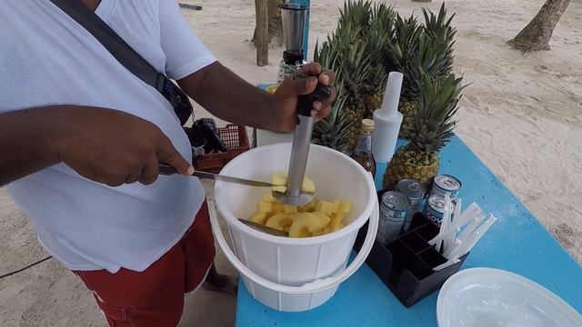 Подготовка ананаса для коктейля Пина Колада. Доминикана, остров Саона, 2019 год. смотреть онлайн