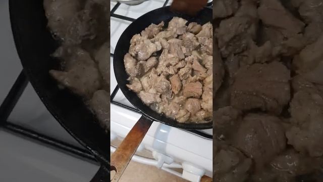 Тушеная свиная шея с луков со специями в казане. смотреть онлайн