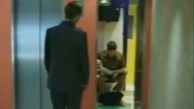 Toilet In The Lift (туалет в лифте)