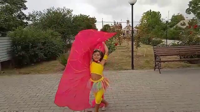 Деткий танец с крыльями "Бабочка-капустница" смотреть онлайн