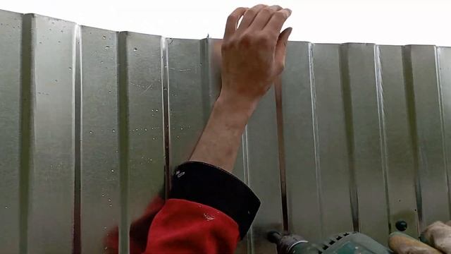 Как прикручивать листы в одиночку/Как делать забор из профнастила одному человеку смотреть онлайн