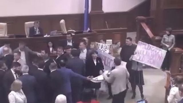 Молдавские депутаты устроили замес во время обсуждения изменения названия языка своей страны смотреть онлайн