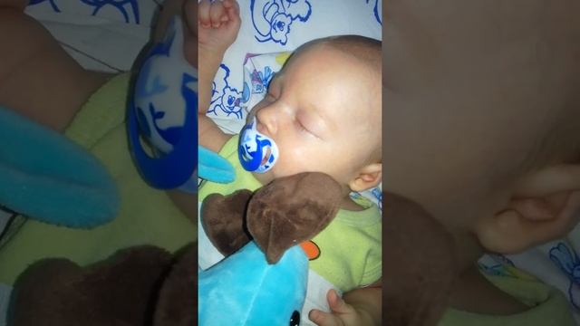 малыш  спит