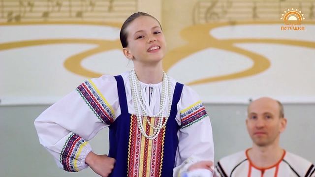 "СОБИРАЛИСЬ ХОРОШЕНЬКИ" песня Уральских казаков. Исполняет Дёмина Анастасия смотреть онлайн