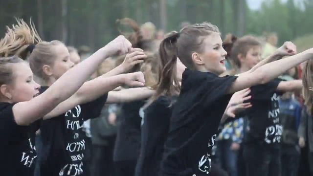 Флешмоб танцующих девочек смотреть онлайн
