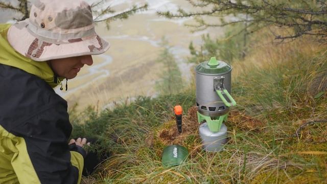 Фунчоза по Аккемски. Готовим лапшу на озере Аккем под дождем. смотреть онлайн