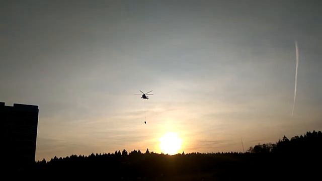 Пролёт вертолета со сбросом воды смотреть онлайн